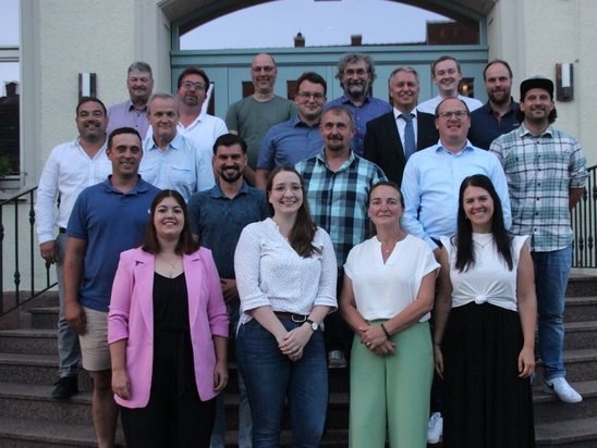 Gruppenfoto vor dem Rathaus-Eingang